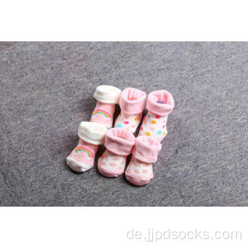 Baby, das hohe Quailty-Baumwollsocken angibt